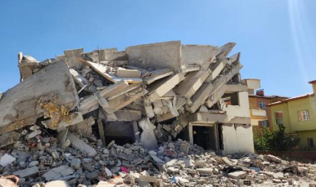 Kahramanmaraş'ta 4 büyüklüğünde deprem; ağır hasarlı bina yıkıldı