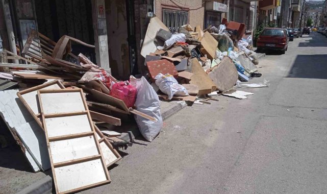 Kaldırım çöp yığınıyla kaplandı