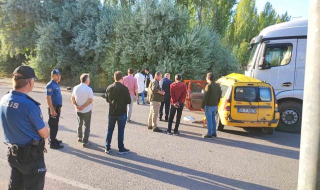 Kamyon çarptığı ticari taksiyi sürükledi: 4 ölü, 1 ağır yaralı