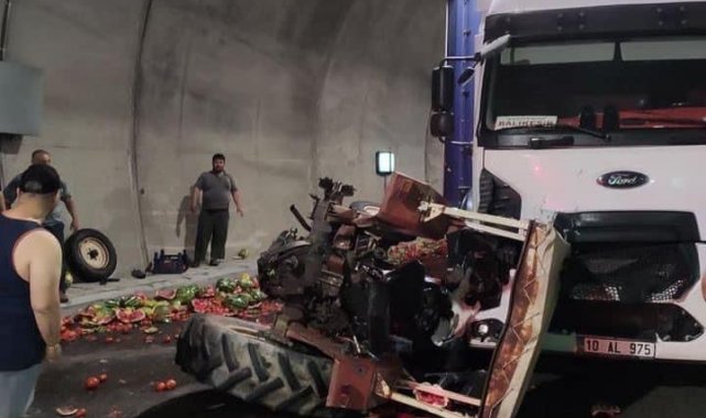 Kamyon, karpuz yüklü traktöre arkadan çarptı; 1 yaralı
