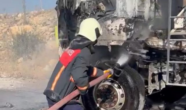 Kamyon yanarak kullanılamaz hale geldi