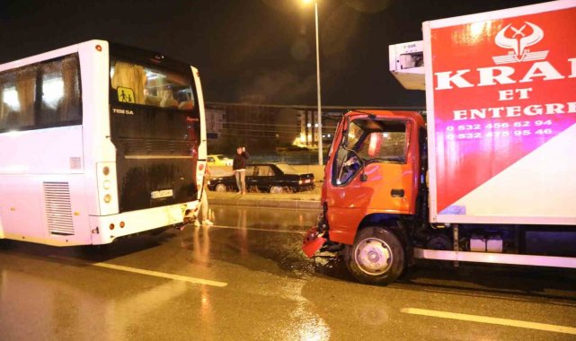 Kamyonet otobüse çarptı: 1 yaralı