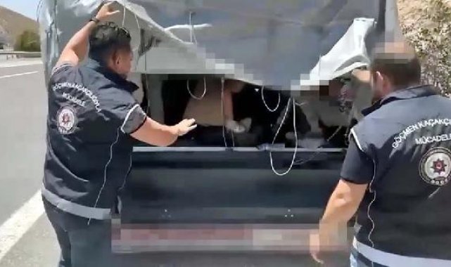 Kamyonetin kasasından 43 kaçak göçmen çıktı, 2 organizatör tutuklandı