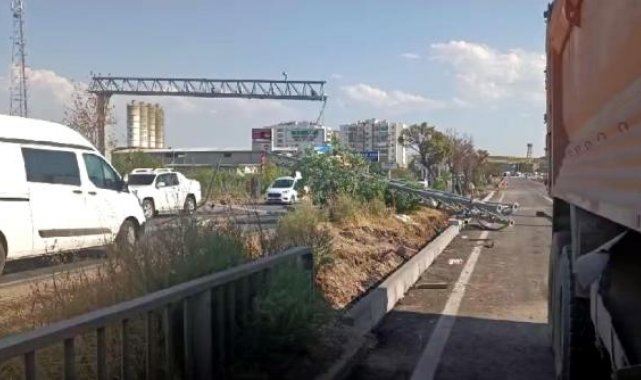 Kamyonun açık kalan dorsesinin çarptığı güvenlik sistemi direği devrildi