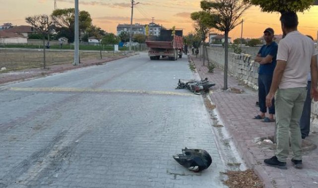 Kamyonun çarptığı motosikletin sürücüsü öldü; kaza anı kamerada