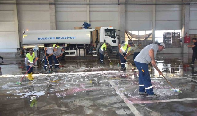 Kapalı pazar periyodik aralıklarla yıkanarak temizleniyor