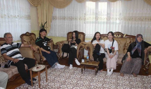 Karapınarlı aile Güney Koreli 4 üniversite öğrencisini evinde misafir etti