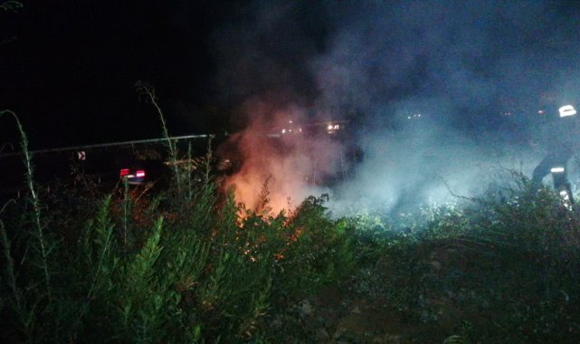 Karayolu yakınında çıkan çalılık yangını büyümeden söndürüldü