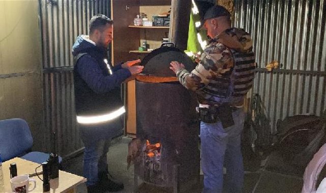 Kars'ta gece uygulamadaki polisler kaban giyip, soba başında ısındı