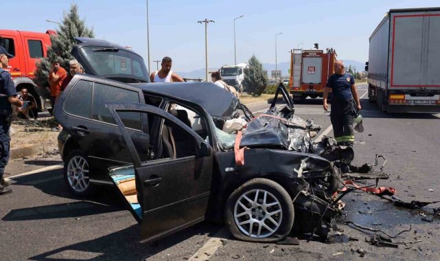 Karşı şeride geçen araç faciaya sebep oluyordu: 1'i ağır 3 yaralı