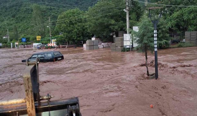 Kastamonu'da sel: 3 mahallede evleri su bastı, Cide-Bartın karayolu kapandı