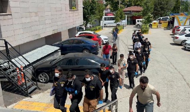 Kavgadan kaçmak için otomobile binen 3 kişinin tüfekle vurulmasıyla ilgili 15 şüpheli adliyeye sevk edildi