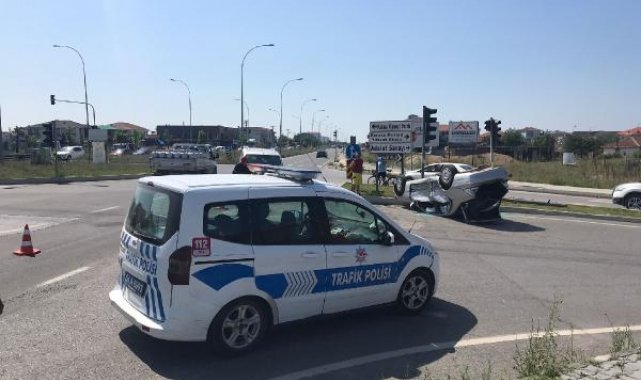 Kavşakta hafif ticari araç ile otomobil çarpıştı: 5 yaralı