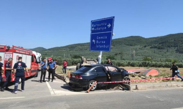 Kavşakta iki otomobil çarpıştı; 1 ölü, 4 yaralı