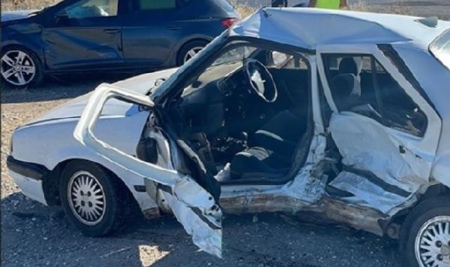 Kavşakta otomobiller çarpıştı; 1 ölü, 2 yaralı
