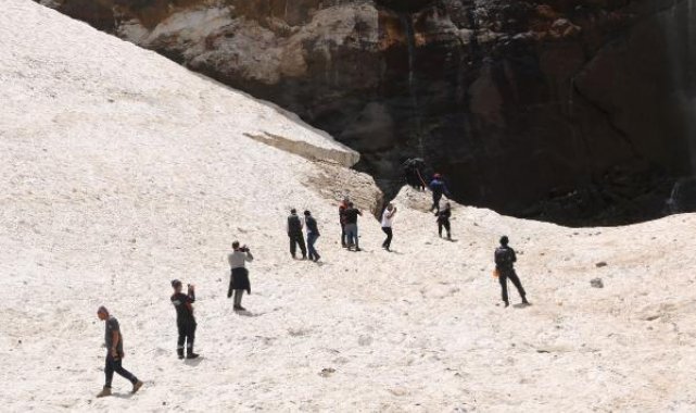 Kayıp 2 kişi için buzul ve mağaralarda tecrübeli 12 kişilik ekip de bölgeye gönderildi