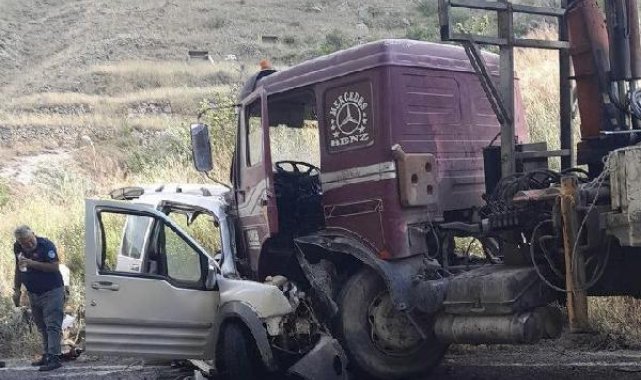 Kayseri'de vinçli kamyon ile hafif ticari araç çarpıştı: 1 ölü, 1 yaralı