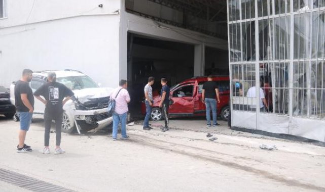 Kazada savrulup, tamirhaneye giren aracın sürücüsü kurtarılamadı