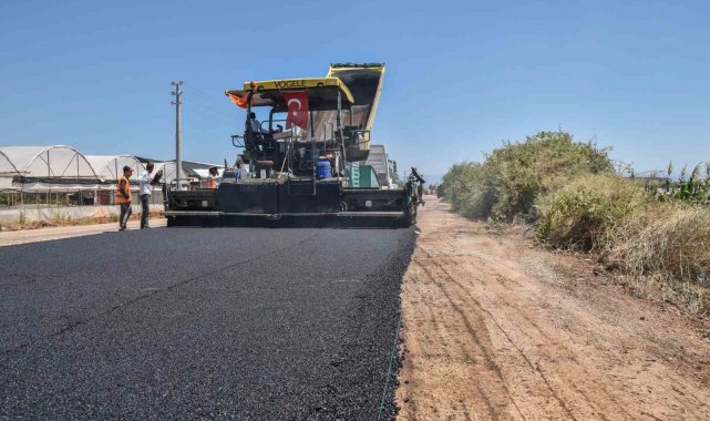 Kepez 'in asfalt çalışması sıcak havada dahi durmuyor