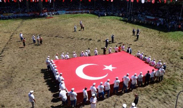Kırkpınar Er Meydanı'nda dev Türk bayrağı açıldı