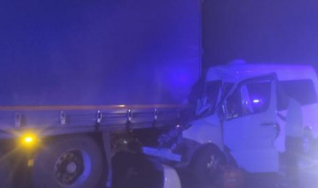 Kırkpınar güreşçilerini taşıyan minibüs TIR'a çarptı: 9 yaralı