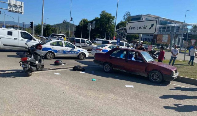 Kırmızı ışıkta geçen otomobil ile motosiklet çarpıştı