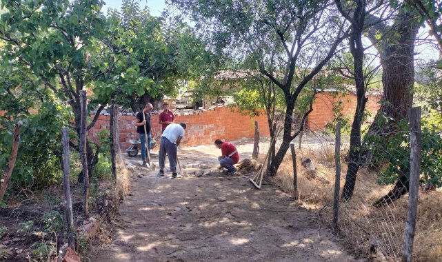 Kırsalda sokaklar parke taş ile örülüyor