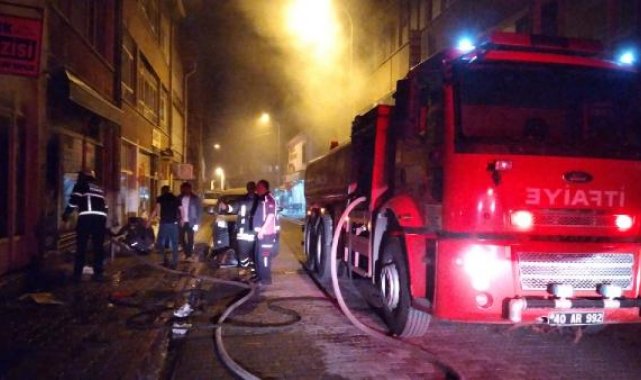 Kırşehir'de iş hanında çıkan yangında 9 iş yeri zarar gördü