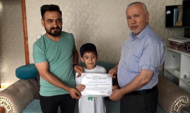 Kısa sürede Kuran-ı Kerim okumaya başlayan çocuğa sürpriz ziyaret