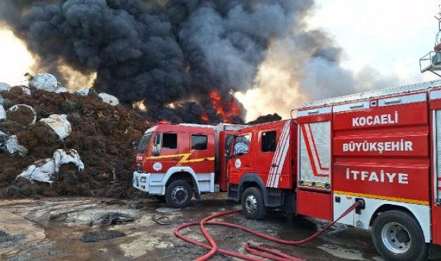Kocaeli'de geri dönüşüm tesisindeki yangın dronla görüntülendi