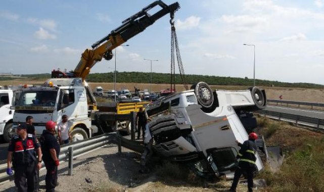 Kocaeli'de TIR devrildi; sürücü öldü