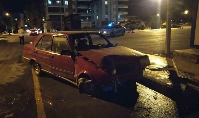 Kontrolden çıkan otomobil zabıta kulübesine daldı: 4 yaralı