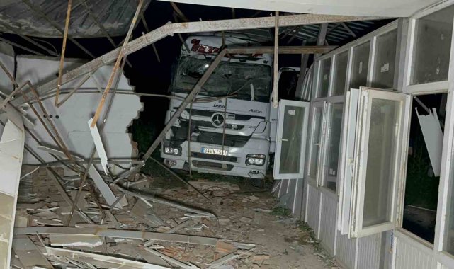 Kontrolden çıkan tır başka tıra çarpıp prefabrik yapıya daldı
