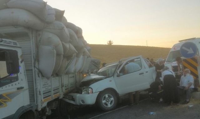 Kontrolsüz dönüş yapan kamyona kamyonet çarptı: 4 yaralı