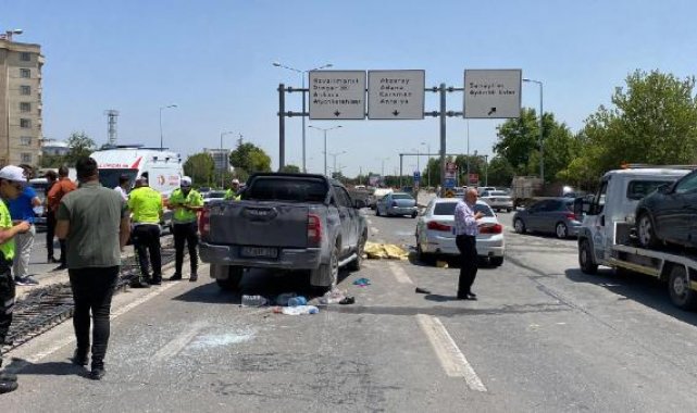 Konya'da karşı şeride geçen minibüs, 2 araca çarptı: 1 ölü, 4 yaralı