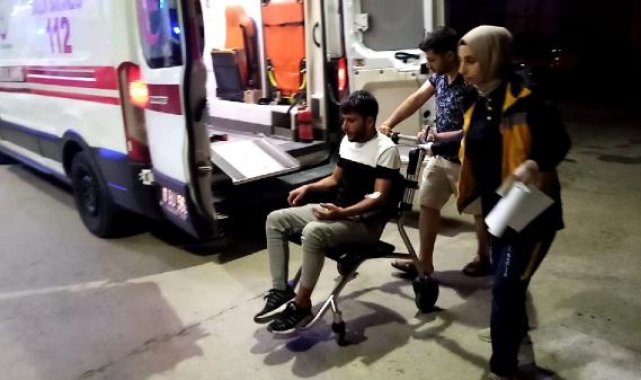 Köpeklerden kaçmak isterken skuterden düşen 2 arkadaş, yaralandı