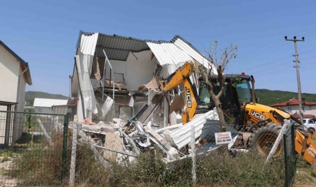Körfez'de 1 haftada 15 kaçak yapı yıkıldı