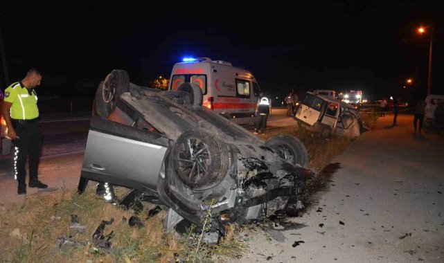 Korkuteli'nde iki otomobil çarpıştı: 1 ölü, 2 yaralı
