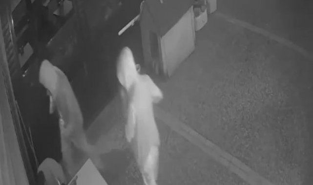 Kova kova tekel bayisini soydular, güvenlik kamerasına takıldılar