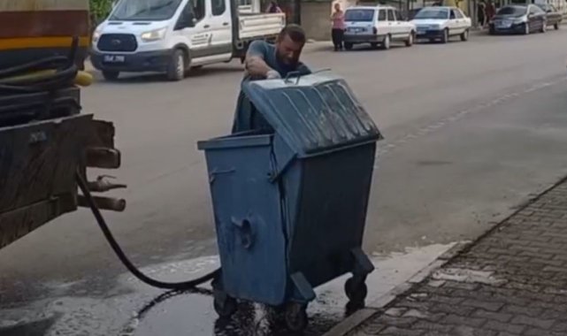 Kozan'da konteynerler bayram sonrası temizleniyor