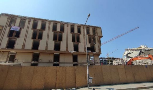 Küçükçekmece'de bir bölümü çöken Arel Üniversitesi'nin yıkımı başladı