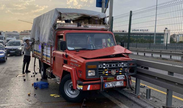 Küçükçekmece'de otomobil, meyve yüklü kamyonete arkadan çarptı: 2 ölü