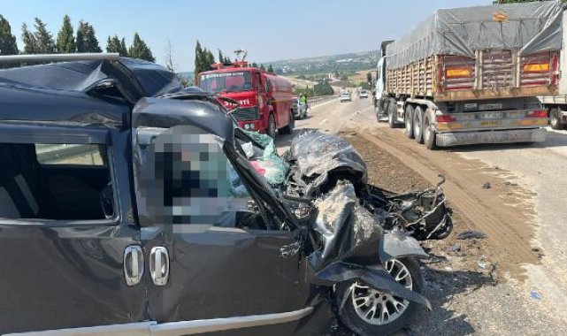 Kum yüklü kamyonete çarpan hafif ticari aracın sürücüsü öldü