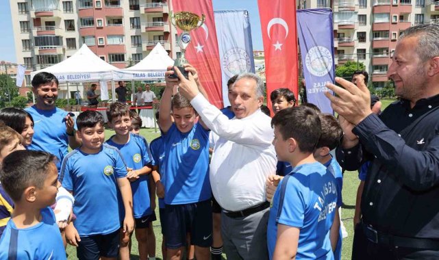 Kupayı Başkan Yalçın verdi