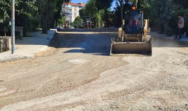 Kuşadası Belediyesi, yolları yeniliyor