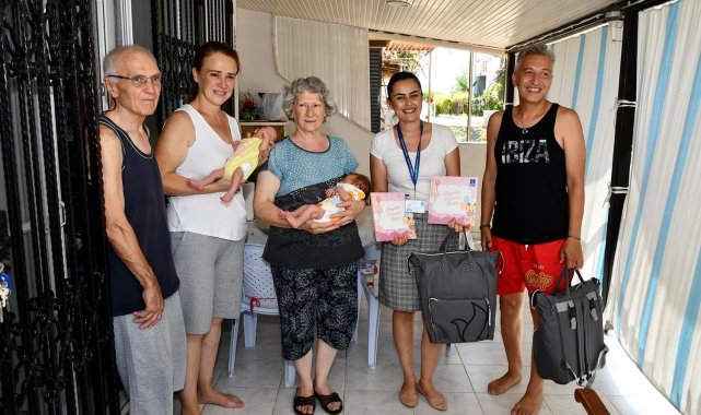 Kuşadası Belediyesi'nin 'Hoş Geldin Bebek' ziyaretleri devam ediyor