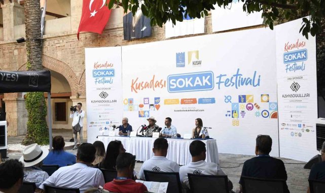 Kuşadası bir kez daha 'hayat sokakta' dedi