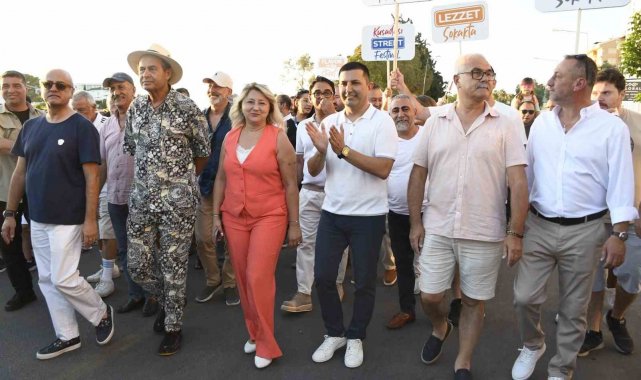 Kuşadası Sokak Festivali renkli bir açılışla başladı