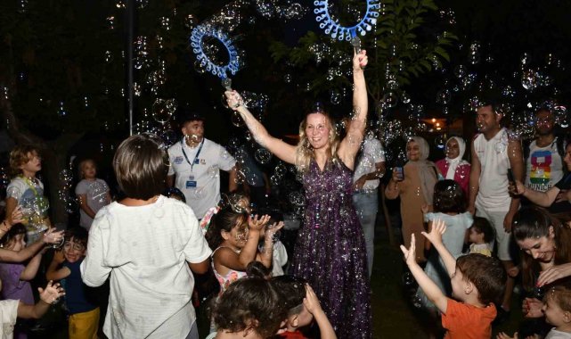 Kuşadası'nda lezzet, eğlence, müzik ve sanat sokakta hayat buldu
