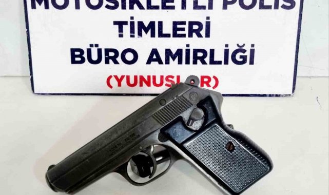 Kütahya'da ehliyetsiz ve alkollü sürücünün aracında ruhsatsız tabanca bulundu